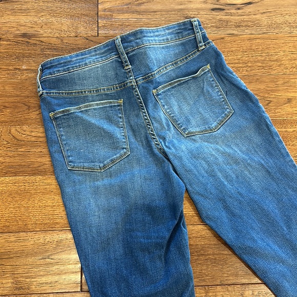 Like New Women’s Universal Thread Jeans - Picture 6 of 7